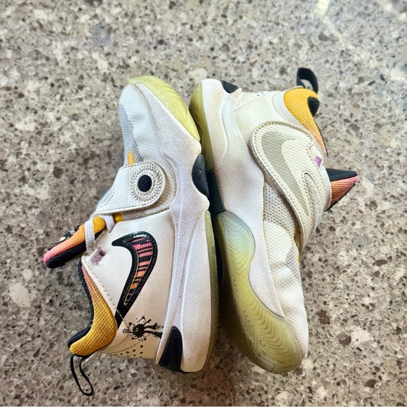 Nike l Team Hustle Doodles l Basketball Shoes l Size: 12.5 C - Picture 3 of 11